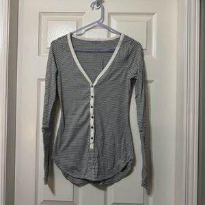 Lululemon awesoma henley size 4 vvvguc